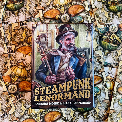 Steampunk Lenormand kortos – dėžutės priekinis viršelis su steampunk iliustracija ir išskleistų kortų ornamentiniu fonu