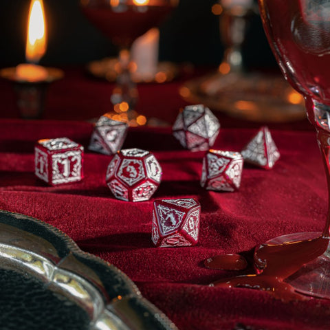 Vampyriškai raudonas RPG kauliukų rinkinys 7 vnt., sidabrinė graviruotė