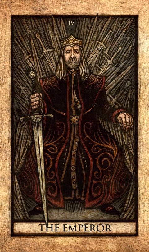 tarot korta Imperatorius, rudos‑tamsiai raudonos spalvos, vertikalus raižytas atvaizdas su kardu, skiriasi detaliu rėmu ir artimu planu