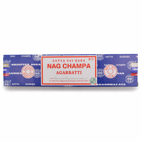 Nag Champa smilkalai Satya Sai Baba mėlynoje 40 g pakuotėje su ryškia raudona etikečių priekinė etikėtė, pabrėžia prekės ženklą