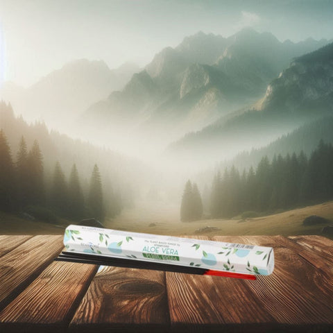 Aloe vera smilkalai baltame pakuotėje ant medinės lentos su miglotu kalnų fonu, pakuotės dydis ir dizainas