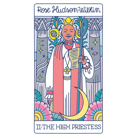 tarot korta Aukštoji kunigė, Rose Hudson‑Wilkin dizainas, pastelinės spalvos, priekis su pusmėnuliu, pagarbos lazdos ir gėlių rėmu