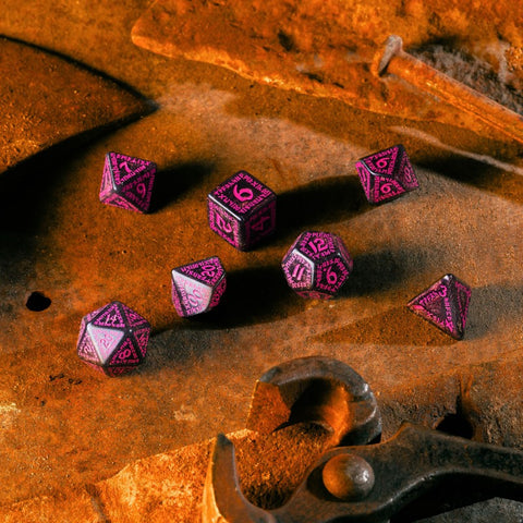 RPG kauliukai ryškiai violetiniai su rožiniais skaičiais, 7 dalių metalinis rinkinys ant rūdijančio metalo fono, kitoks nei kiti galerijos kampai