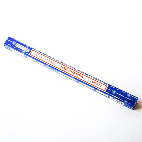 Nag Champa smilkalai Satya, mėlynas ilgas kartoninis dėklas, pakuotė pavaizduota įstrižai ant balto fono