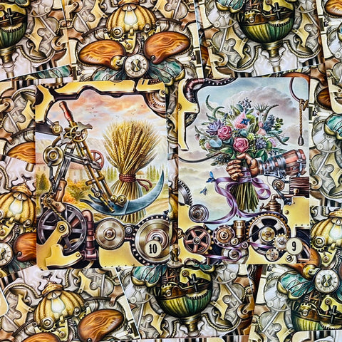 Kortų rinkinys su steampunk iliustracijomis – porinė kompozicija: vario mechaninės detalės ir gėlių puokštė ant atvertų kortų