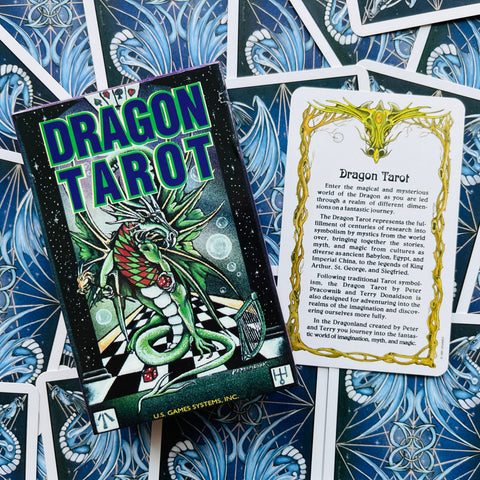 Dragon Tarot kortos – juoda dėžutė su žaliu drakonu ir atversta instrukcijų korta ant mėlynų nugarėlių
