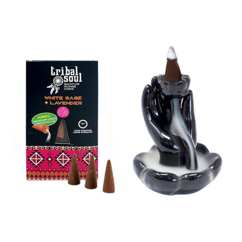 Smilkalų konusai Tribal Soul White Sage + Lavender (jumbo) backflow, rodomi ant juodo rankos degiklio su kaskadiniu dūmų srautu