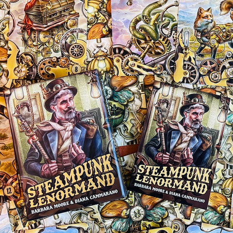 Steampunk Lenormand kortų rinkinys su vyrą vaizduojančiu viršeliu, krumpliaračių fone ir dviem sluoksniuotais egzemplioriais