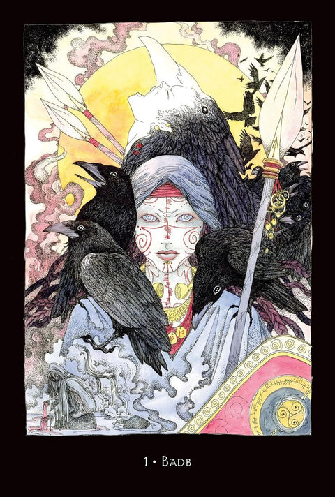 tarot korta Badb su tamsiais varnais, raudonais veido ženklais ir ietimis prieš geltoną saulę, detalus iliustracijos variantas