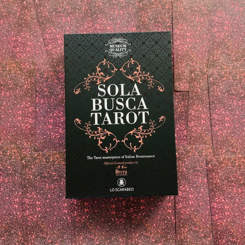 Sola Busca Tarot dėžutė — juoda su auksiniais raštais, oficiali Lo Scarabeo versija ant rausvo taškuoto fono