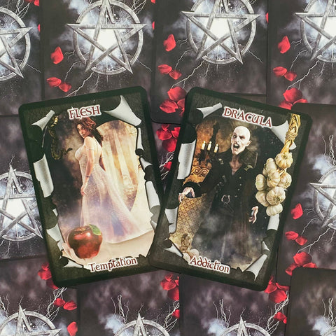 Tarot kortos gotikinis rinkinys, dvi kortos „Flesh“ ir „Dracula“ ant tamsaus pentagramos fono su raudonomis rožių žiedlapėmis ir česnakais