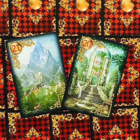 Lenormand kortos: dvi atverstos kortos – 21 Kalnas ir 20 Sodas, matomos virš raudonos ornamentuotos nugarėlės, produktų galerijos variantas