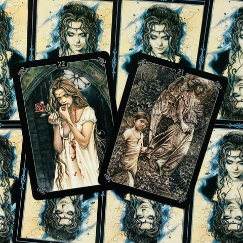 Tarot kortos Gothic Arcana, dvi atverstos kortos (22 su kraujuojančia moterimi ir 21 su angelu), artimas kampas