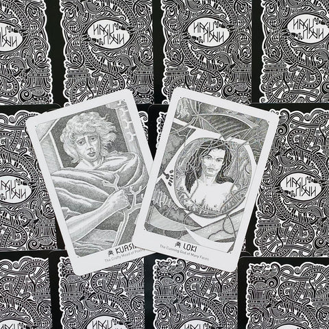 Tarot kortos juodai baltos iliustruotos versijos, dvi atverstos kortos (Loki ir Kuasi) ant ornamentinių nugarėlių, skirtos skaitymui ir kolekcijai