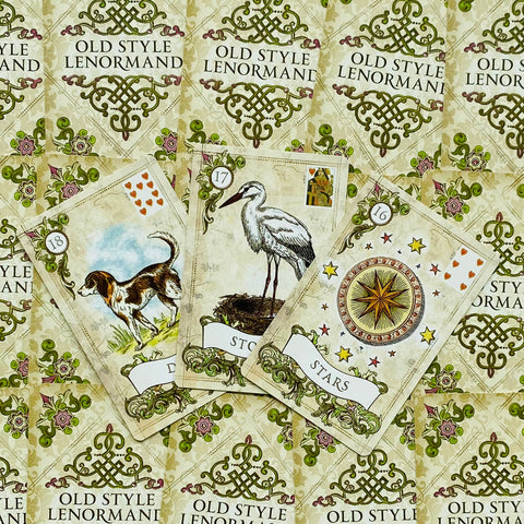 Lenormand kortos Old Style, atverstos trys kortos — Šuo, Gandras, Žvaigždės — ant raštuoto galinio dizaino, viršutinis kampinis išdėstymas