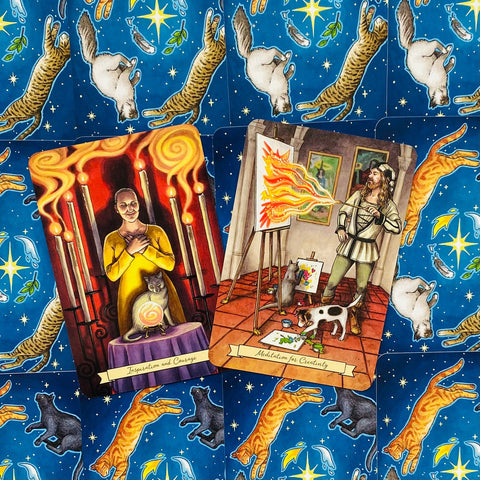tarot kortos su kortomis „Drąsa ir Įkvėpimas“ bei „Meditacija kūrybai“ ant mėlyno katinų fono