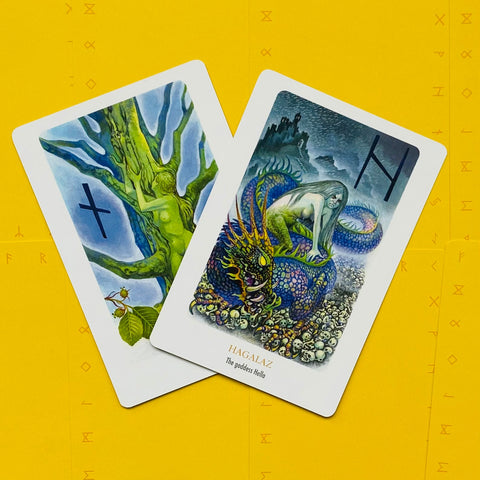 tarot kortos Hagalaz iš rinkinio, dvi atverstos kortos su spalvinga Hella iliustracija ant geltono fono