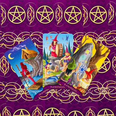 Tarot kortos su spalvingomis iliustracijomis, trijų kortų išdėstymas ant violetinio pentaklių audinio