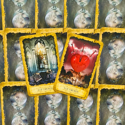tarot kortos gotiško stiliaus rinkinys, dvi atverstos kortos – Keturių kardų ir Trijų kardų ant mėnulio fono