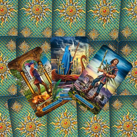 tarot kortos su mėlyna‑auksine kortų nugarėle, trys atviros kortos (Septyni, Šeši ir Penki kardai) išdėstytos įstrižai