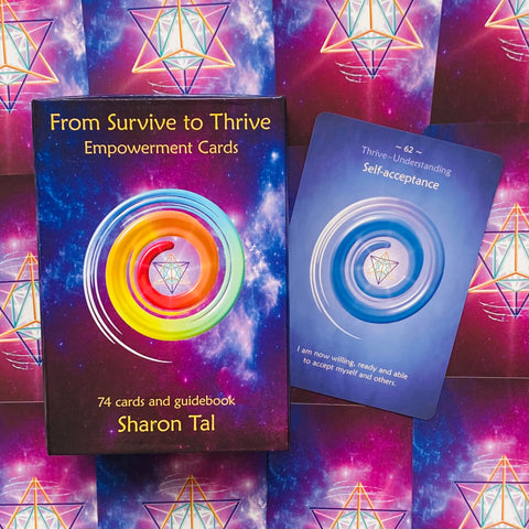 Kortų rinkinys From Survive to Thrive (Sharon Tal), kosminė violetinė dėžutė su spalvota spiralė ir atversta mėlyna Self-acceptance korta