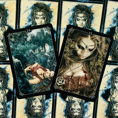 Tarot kortos su gotiškais iliustracijomis, dvi kortos (juodas rėmas, raudoni ir žali tonai) ant atkartoto galinio piešinio