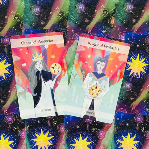 Tarot kortos atverstos: Queen of Pentacles ir Knight of Pentacles ant ryškaus žvaigždėto fono