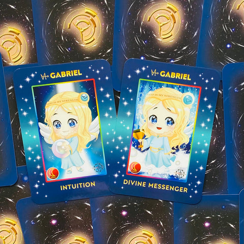Angelų kortos Gabriel mėlynais rėmeliais, dvi priekinės kortos Intuition ir Divine Messenger su chibi angelais.