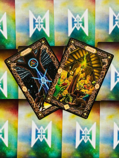 Tarot kortos su dviem detaliomis mitinėmis iliustracijomis — naktinė medžio vizija ir užeigos scena ant spalvotos nugarėlės