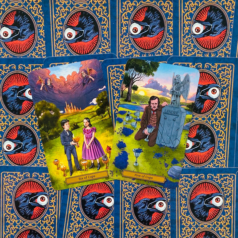 Tarot kortos – spalvingas rinkinys su mėlynais ornamentuotais nugarėliais, matomos Šešių taurės ir Penkių taurės kortos