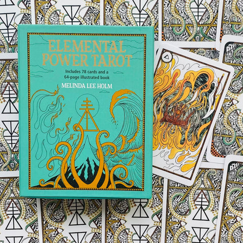 Tarot kortos Elemental Power turkio dėžutėje (Melinda Lee Holm), 78 kortų ir 64 psl. knyga, iš viršaus atversta ugnies korta