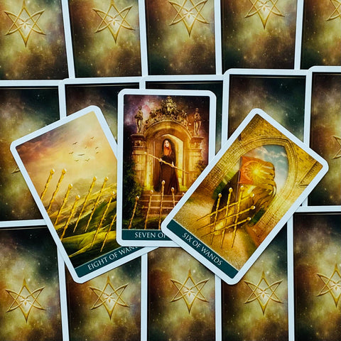 Tarot kortos trijų lazdų eilės komplektas — Six, Seven ir Eight of Wands kortos išdėstytos ant žvaigždžių nugarėlių