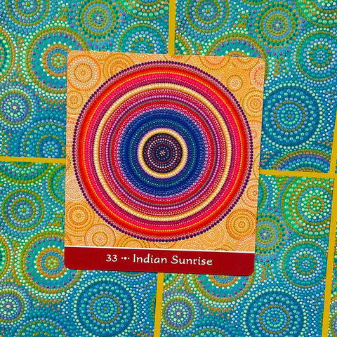 Kortelė Indian Sunrise su spalvota concentriškų taškų mandala centre ir turkio bei auksinio fono kontrastu