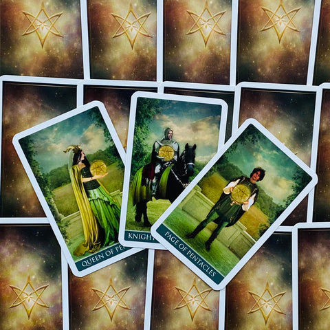 Tarot kortos žaliu pentaklių dizainu — Queen, Knight ir Page kortos išdėstytos ant nugarėlių, pabrėžia detalesnį meno stilių