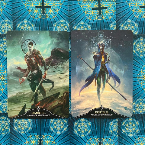 Tarot kortos su iliustracijomis: dvi angeliškos kortos — Simkiel (kerštas) ir Eistibus (pranašystė), artimas priekio kadras