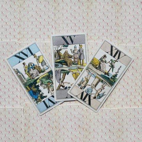 Tarot kortos vintage stiliaus, trijų kortų išdėstymas ant rausvo raštuoto fono, aiškios iliustracijos
