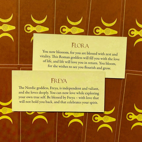 Orakulo kortos su „Flora“ ir „Freya“ tekstais, blyškios kreminės kortelės su palinkėjimais apie žydėjimą ir meilę ant rudai geltono fono