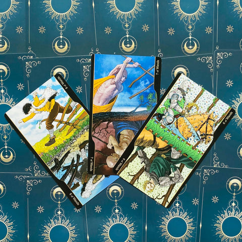 tarot kortos komplektas su trimis lazdomis (6, 7, 8) — spalvingos figūros ir mėlynas saulės raštuotas fonas