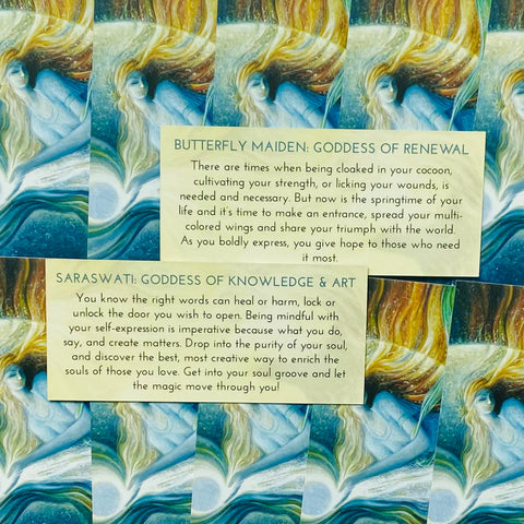 Orakulų kortos su „Butterfly Maiden“ ir „Saraswati“ pranešimais, mėlyno‑žalsvo meninio dizaino kortelių pavyzdys, rodantis skirtingas žinutes ir iliustracijas