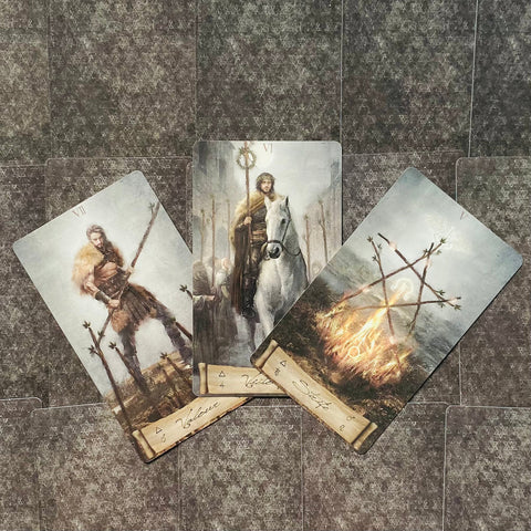 Tarot kortos trijų kortų išklotinė – autentiškas neutralus dizainas, riteris ant balto žirgo ir deganti pentagrama