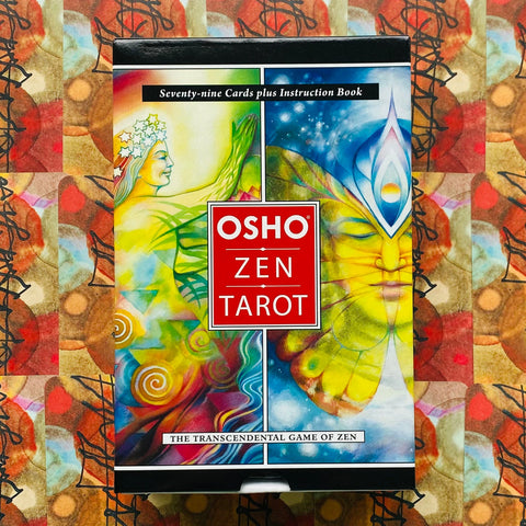 Osho Zen tarot spalvota dėžutė, priekis su raudonu logotipu ir iliustracijomis, 79 kortos bei instrukcijų knygelė