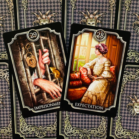 Tarot kortos su elegantišku vintaginiu dizainu, artimas frontinis kadras rodantis kortas Nr. 29 (Imprisonment) ir Nr. 28 (Expectation)