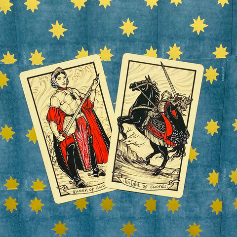 tarot kortos dviejų kortų rinkinys — Queen of Swords ir Knight of Swords ant mėlyno žvaigždėto fono, didelio formato, iliustruotos klasikiniu stiliumi, skirtos skaitymams ir kolekcijoms
