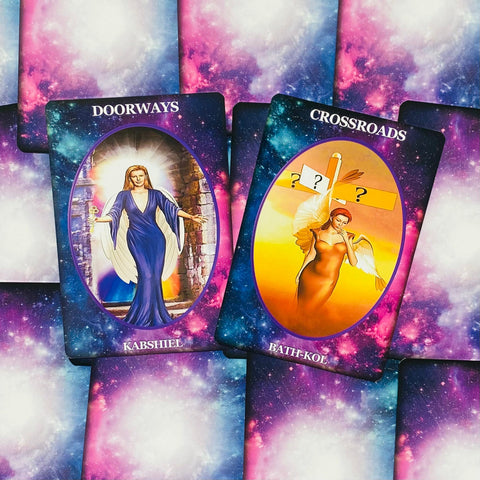 Tarot kortos su violetinėmis kosmoso nugarėlėmis, dvi atverstos kortos Doorways ir Crossroads parodytos iš viršaus