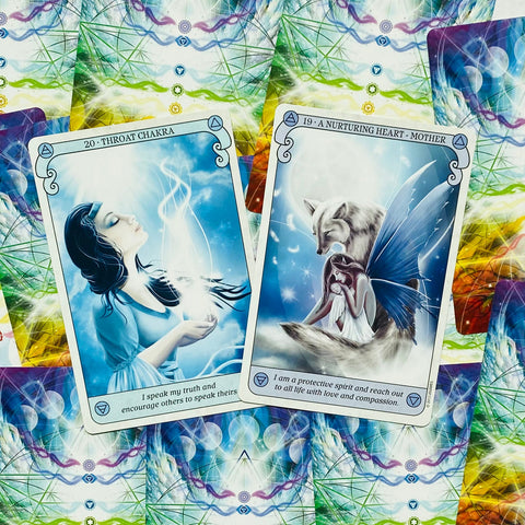 Tarot kortos mėlynos tematikos komplektas — dvi atverstos kortos (Throat Chakra ir A Nurturing Heart) ant spalvoto fono