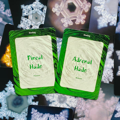 Kortos Hado — žalios gydomosios versijos Pineal ir Adrenal, rodomos iš priekio ant kristalinio fono