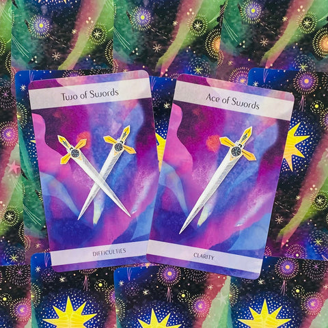 tarot kortos – violetinės Two of Swords ir Ace of Swords su auksiniais kardais ant žvaigždėto fono