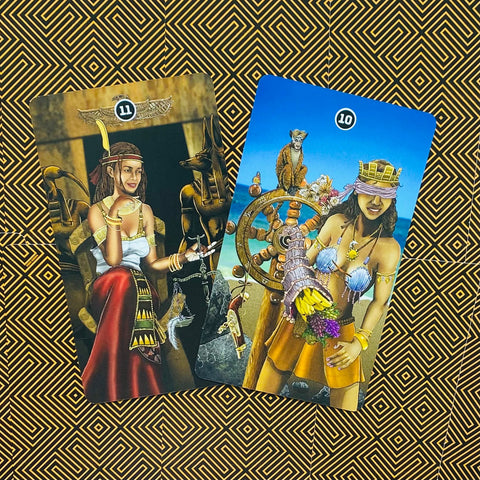 Tarot kortos dvi atviros kortos su numeriais 11 (egiptietiška moteris) ir 10 (jūrinė moteris) ant geometrinio fono