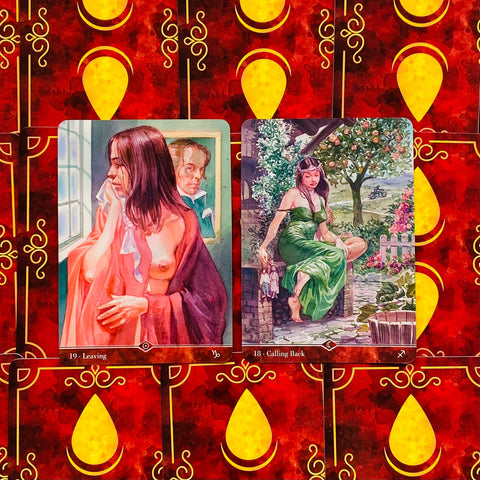 Tarot kortos – dviejų kortų komplektas: „Leaving“ su rausvu apsiaustu ir „Calling Back“ su žalia suknele ant raudono ornamentuoto fono, iš viršaus fotografuota, atskirianti variantus pagal spalvas ir kompoziciją