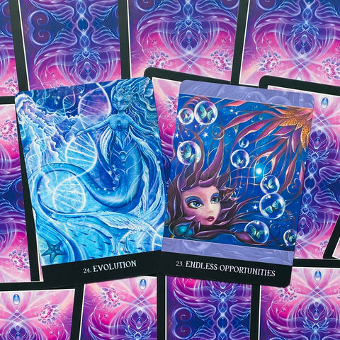 Tarot kortos mėlyno‑violetinės iliustracijos: dvi atidengtos kortos Evolution ir Endless Opportunities ant raštuoto fono